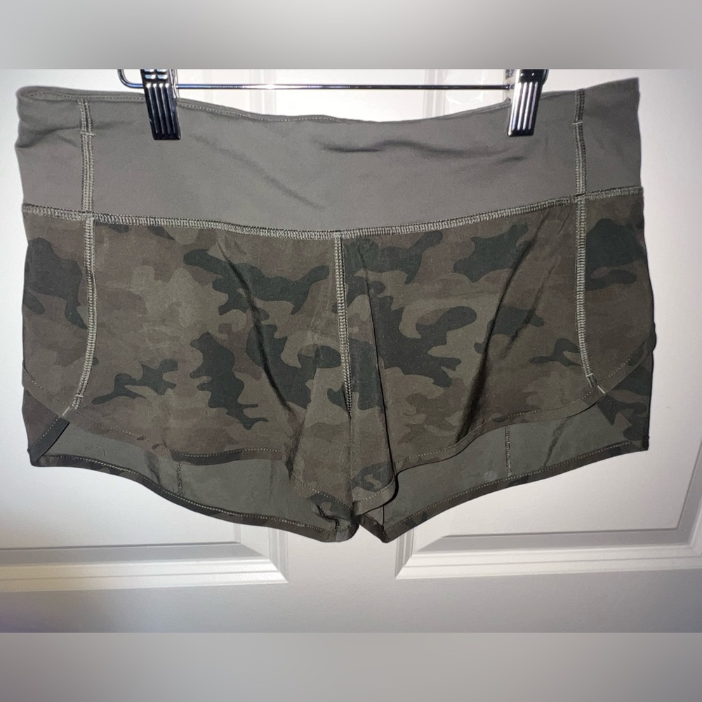 Lululemon size 6 hotty hot shorts 2.5 inseam army color